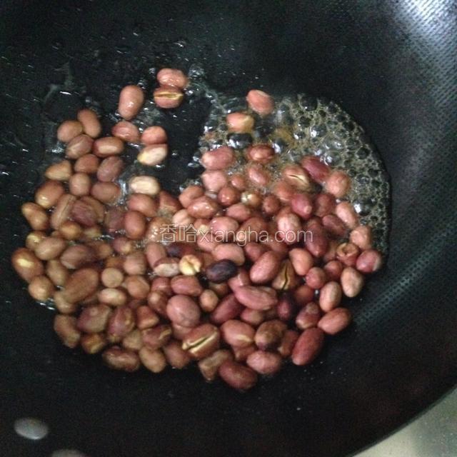 糖熬好倒入花生米