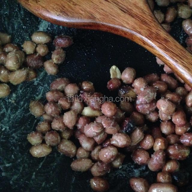 换小火，用锅铲翻炒，糖开始结霜
