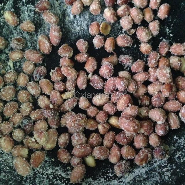 继续翻炒，炒至糖变硬，全部凝固即可