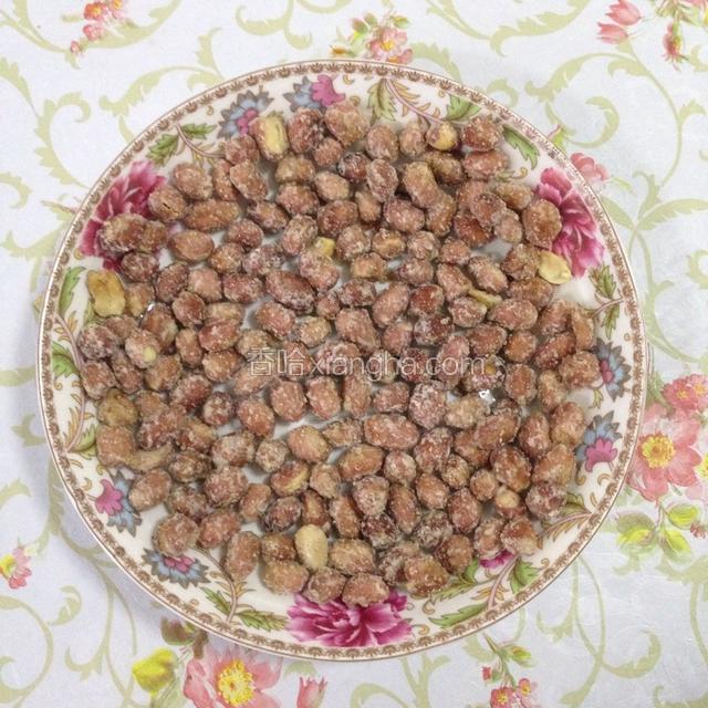 盛入盘中铺匀晾凉