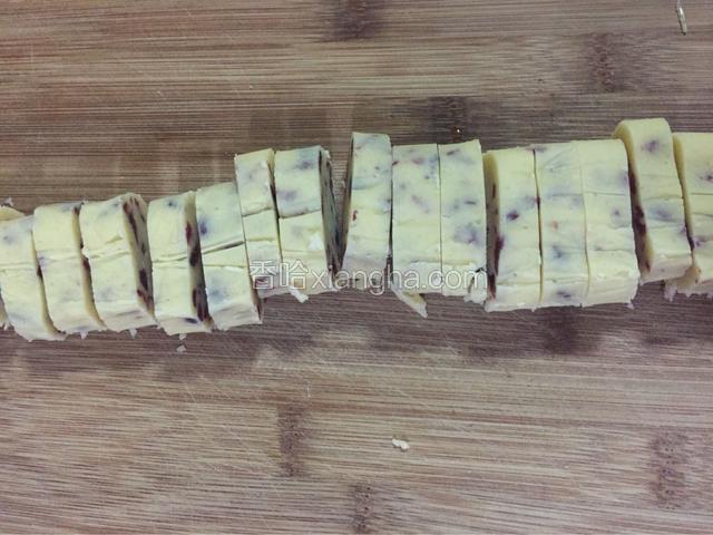 一小时后从冰箱拿出来切成小片
