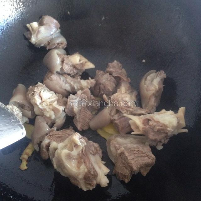 倒入羊肉翻炒一下，撒点料酒，焖一会
