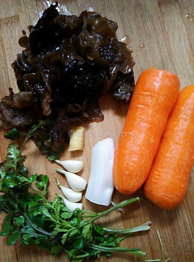 备料：红萝卜洗净削皮，香菜、水发木耳、葱、姜、蒜洗净备用！