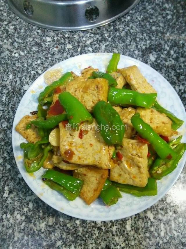 听这道菜的名字《家常豆腐》就让我想起了时时刻刻在为家人做菜的时候要用心认真