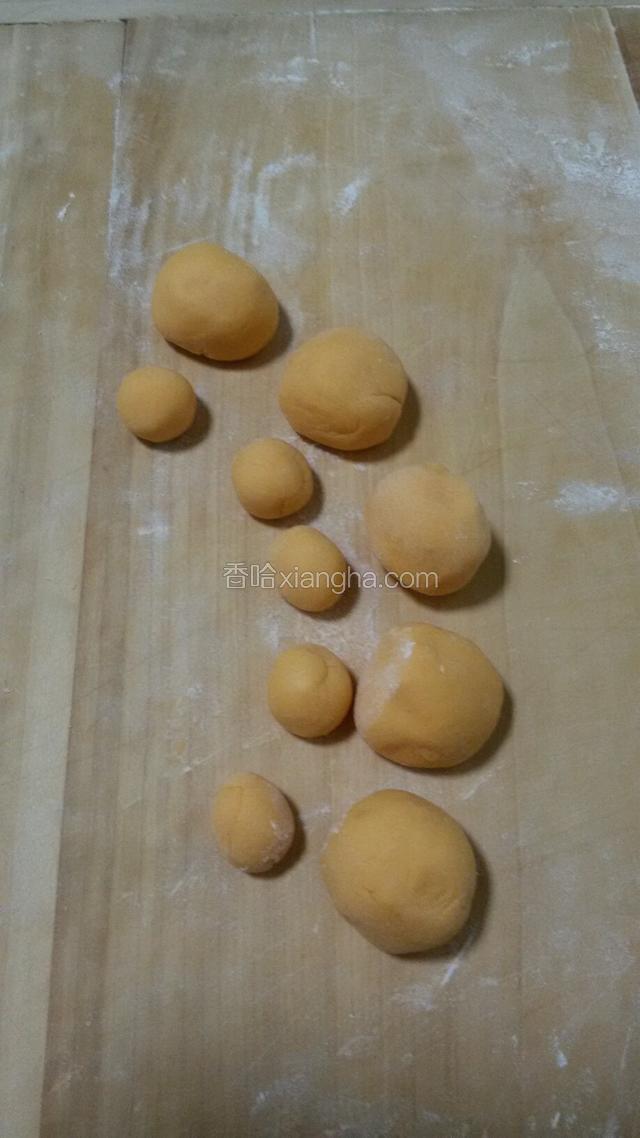 醒发好的面排气后，分成大小剂子，大的20克，小的5克，揉捏好形状