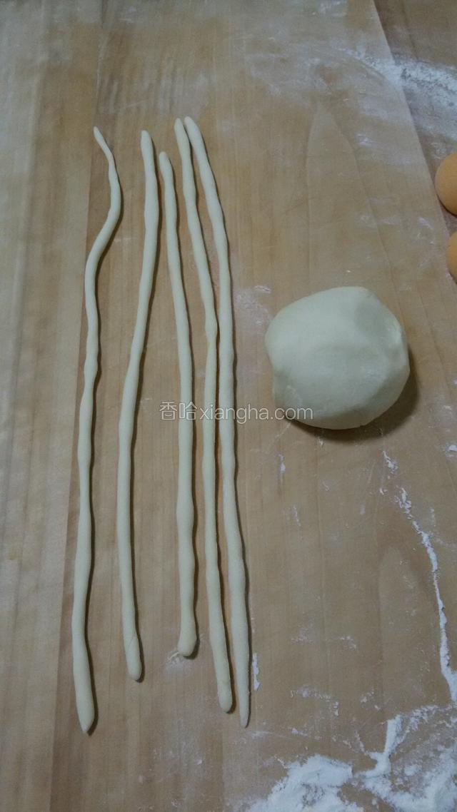 取白面团排起后搓几根细长条