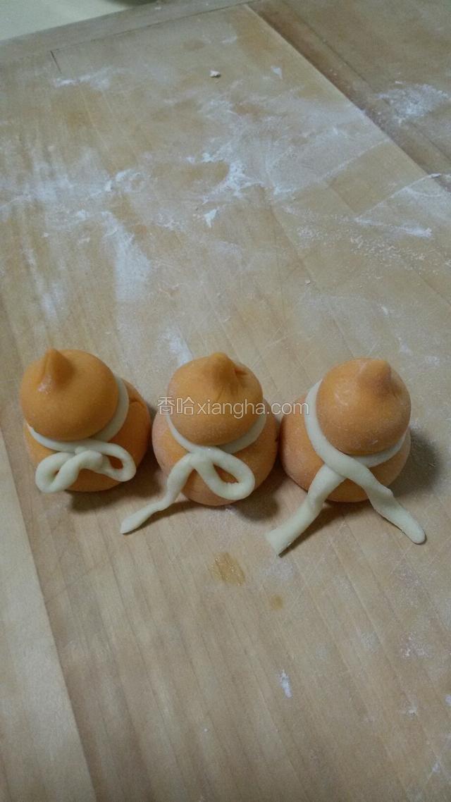 搓好的细条交叉围住葫芦，再把两头沾在中间（交叉点要蘸点水哦）
