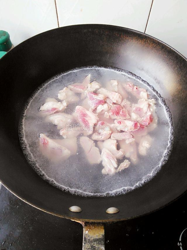 锅内放适量开水，将羊肉稍微过水，煮出浮沫。捞出备用。