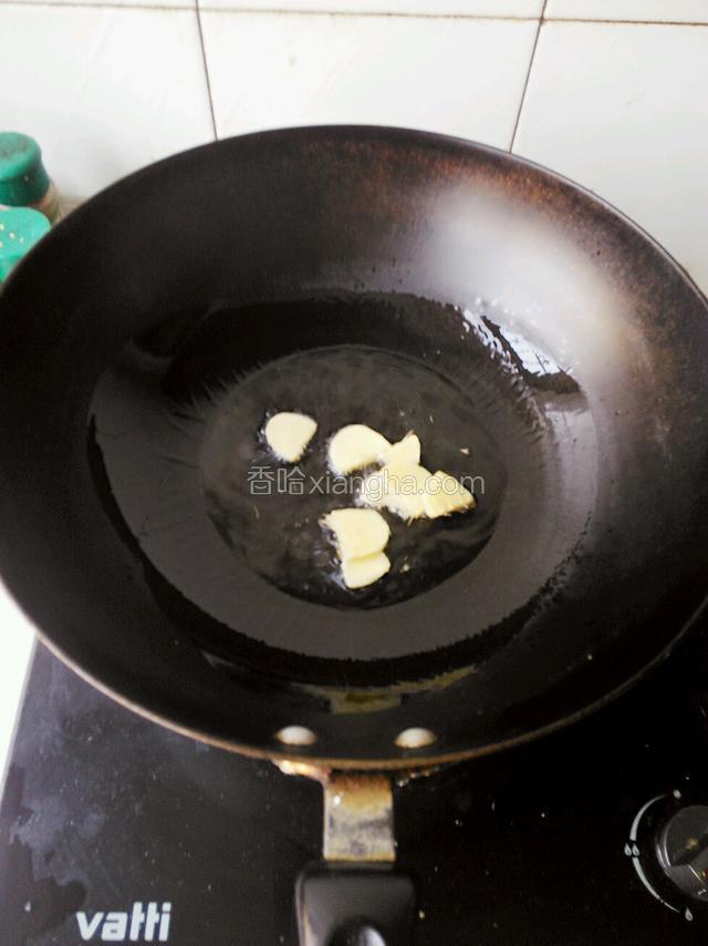 锅内放油加热，放入姜片烹味。