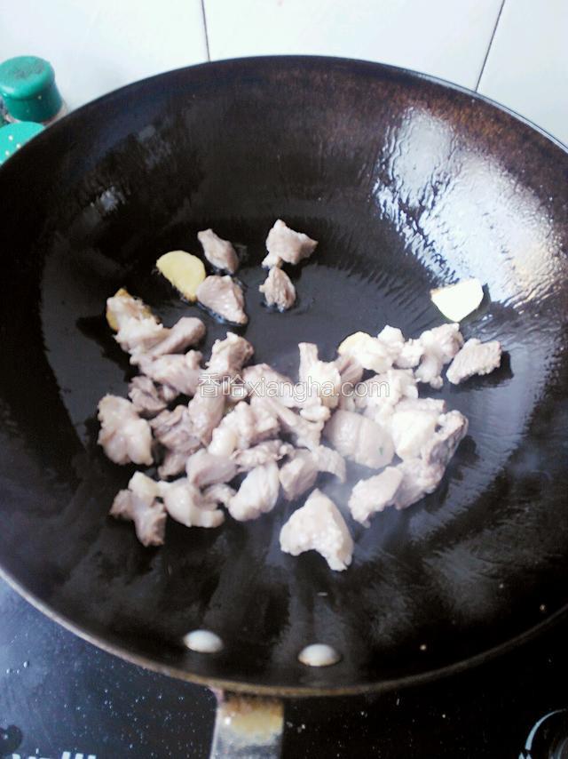 放入羊肉翻炒