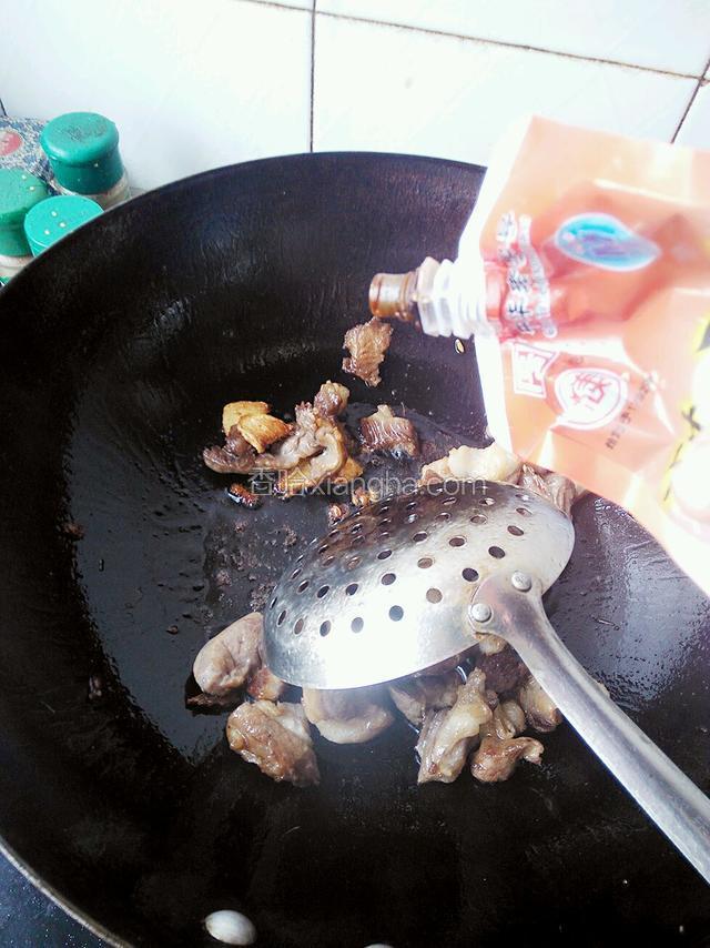 加入甜酱翻炒