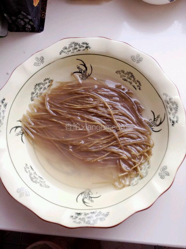 炖羊肉的过程中温水洗净泡发红薯粉条