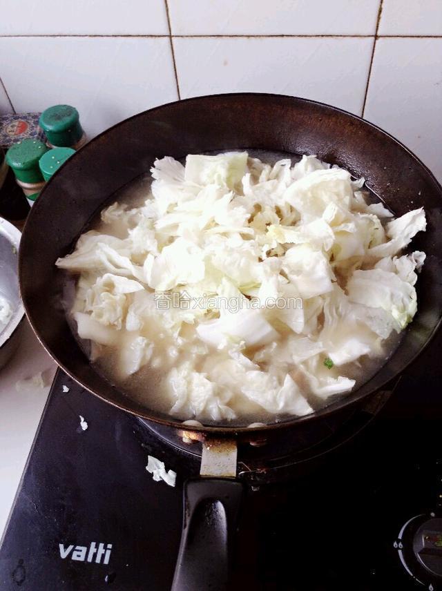 羊肉一小时左右熟烂，加入粉条白菜入汤内