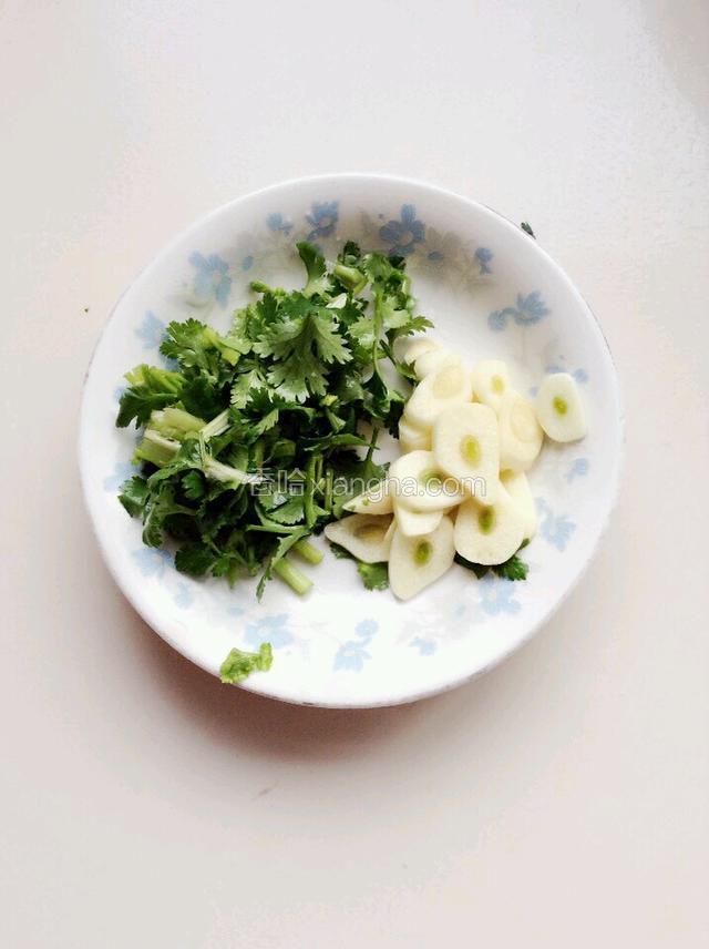 香菜和蒜片切好备用