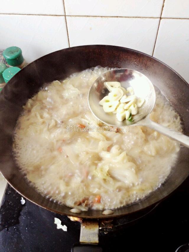 十分钟左右白菜粉条熟后临出锅加入蒜片。关火。