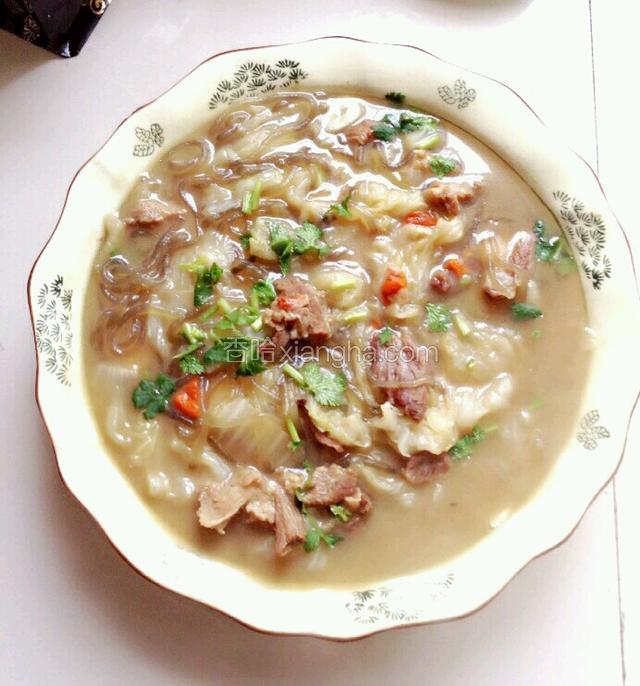 出锅后盛汤盆撒入香菜，加入少许芝麻香油。
