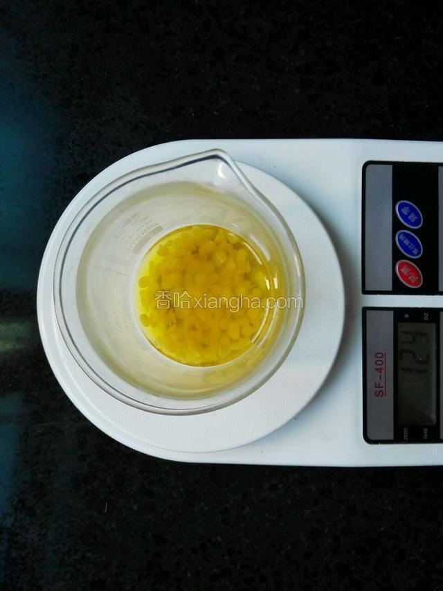 将十克蜂蜡和三十五克橄榄油放入烧杯！（这是十二支的量）