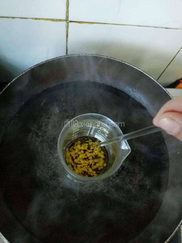 将烧杯放入平底锅里隔水加热！