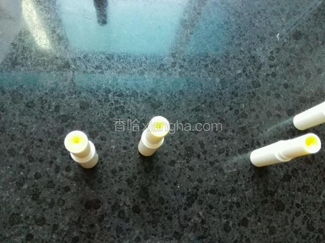 立即倒入消毒过的唇膏管！