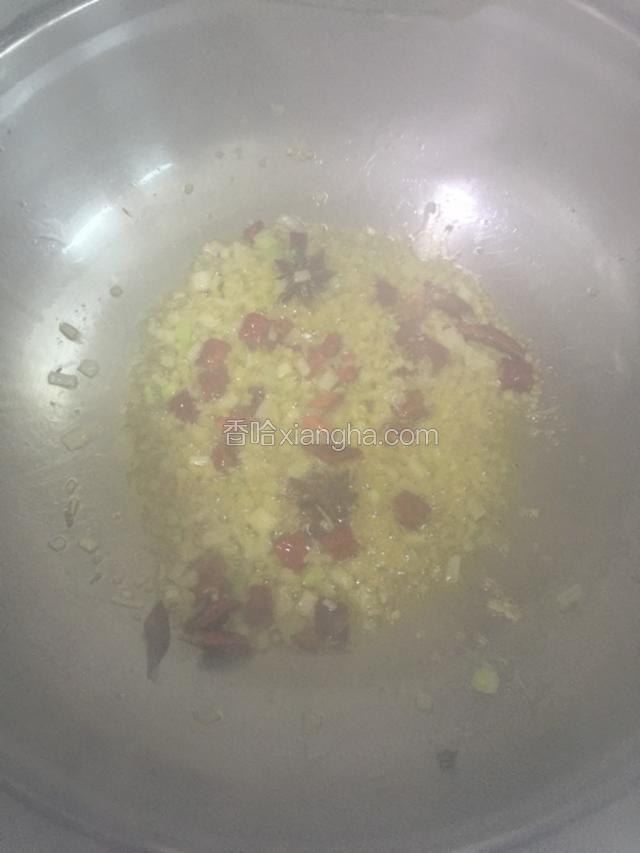 4：将剩余的葱姜大料干红椒均倒入锅中继续爆香。