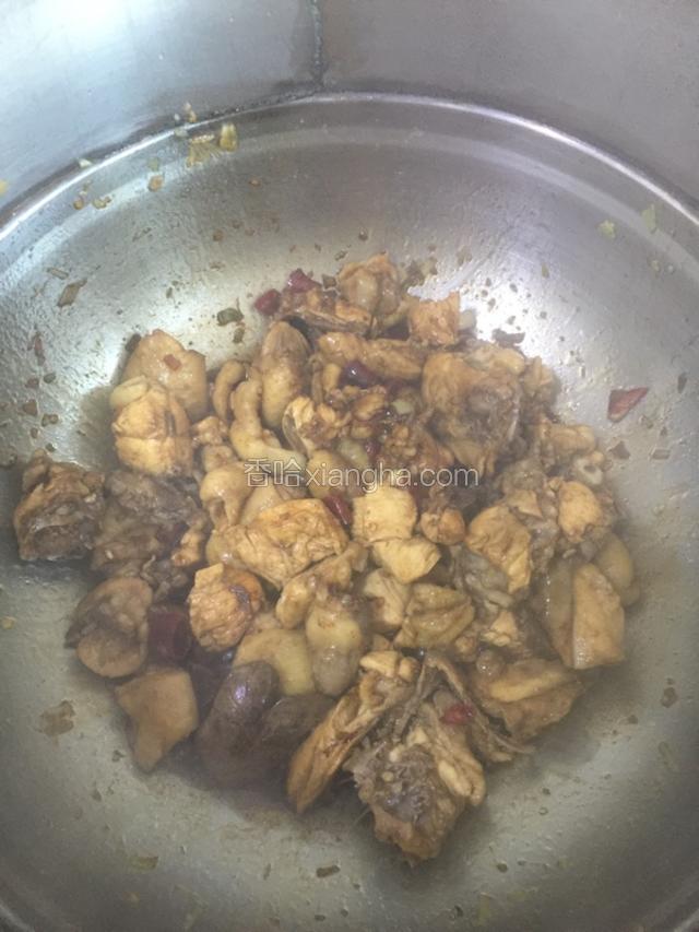 5：爆香后将抄好的鸡骨架倒入锅中翻炒，尽量多翻炒一会。