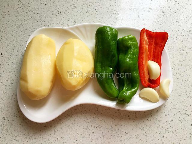 青椒、红椒去籽洗净，土豆削皮洗净，蒜。