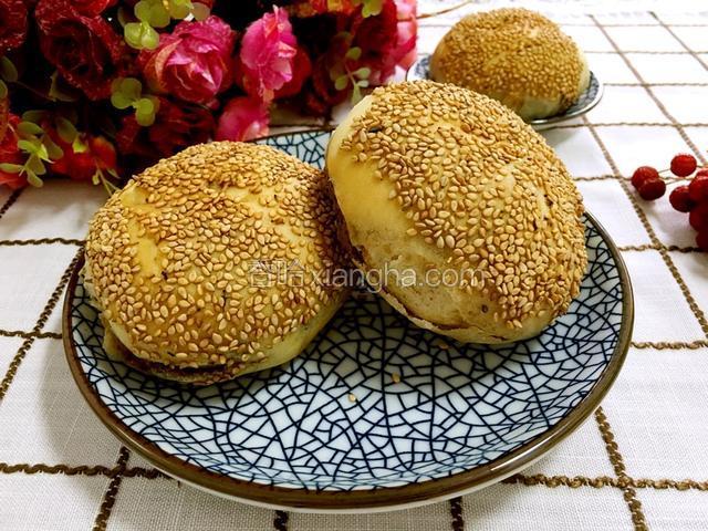 酥的掉渣呢。外皮酥脆，内部层次分明，吃一口，满嘴的芝麻酱香久久不去。
