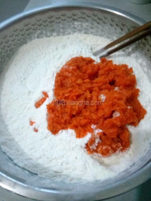 胡萝卜泥倒入面粉，加糖，酵母，油
