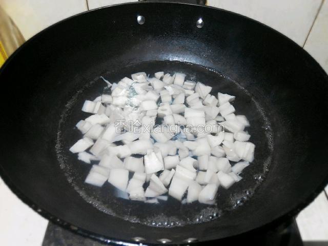 莲藕丁焯水(飞水)、捞起