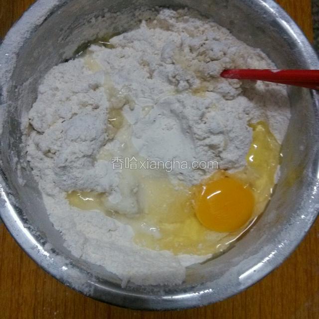 打入鸡蛋搅拌均匀