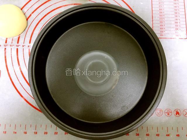 取一个8寸披萨盘，中间放入一个倒扣的杯子。
