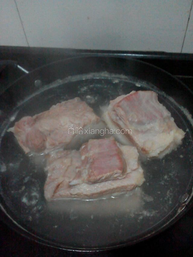 选择厚点的五花肉，锅里放水，料酒，放入五花肉，煮7成熟，筷子扎进去没有血水出来