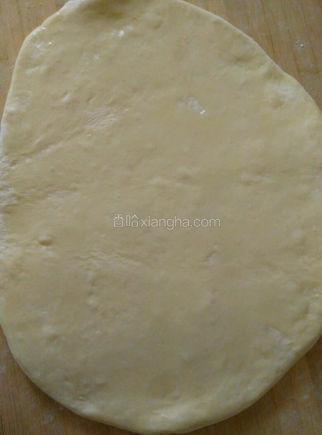 经过横竖两次对折花生油已涂抹均匀。
