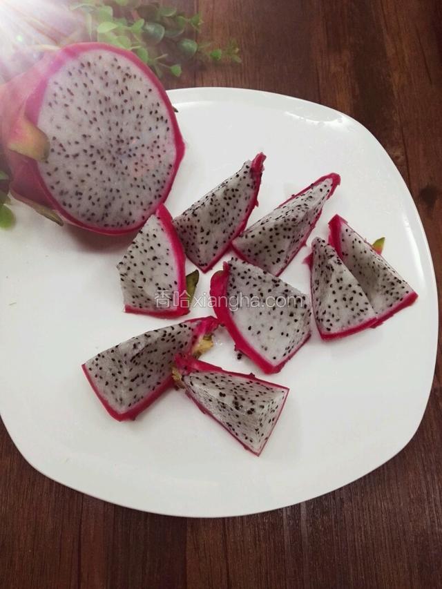 火龙果切两半，一半切块，一半挖成小球。