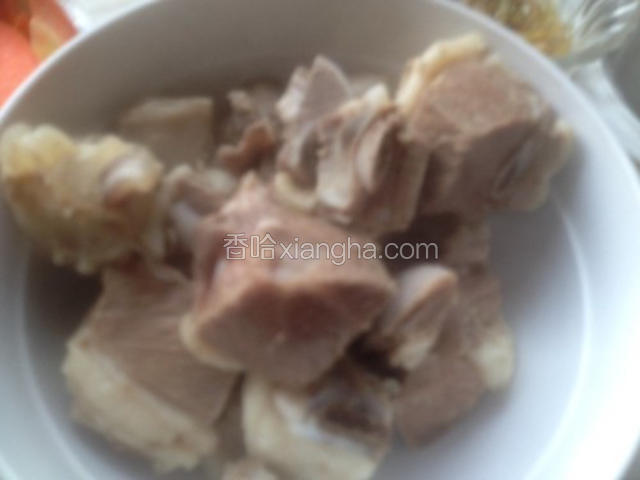 萝卜和羊肉煮好后捞出羊肉，滤干水分，汤和白萝卜不要了