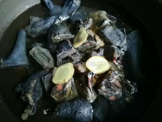 锅里放适量的水鸡肉，黄酒，生姜下锅沸煮一分钟左右出锅备用。