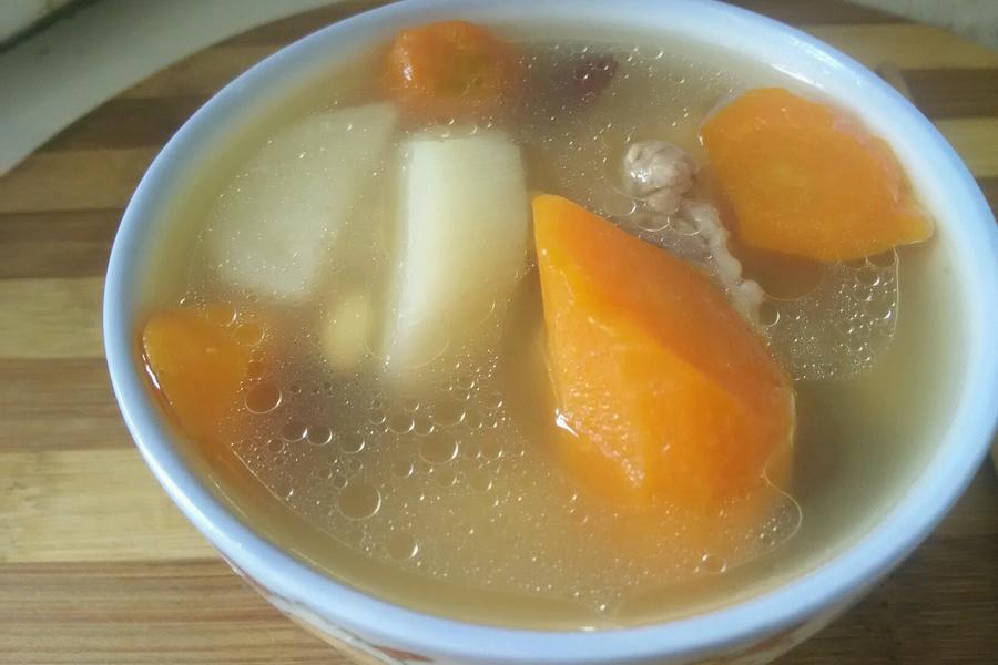 胡萝卜淮山大骨汤