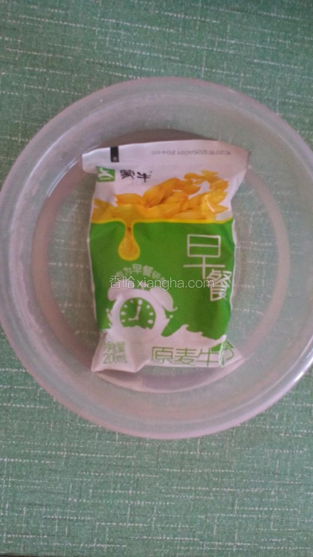 蒙牛早餐奶放入盆中，倒入开水热一下。