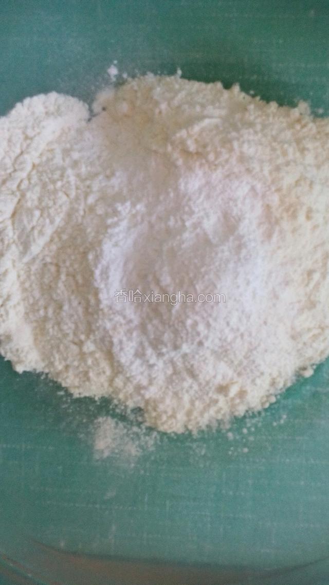 盆中倒入面粉泡打粉，搅拌均匀备用。