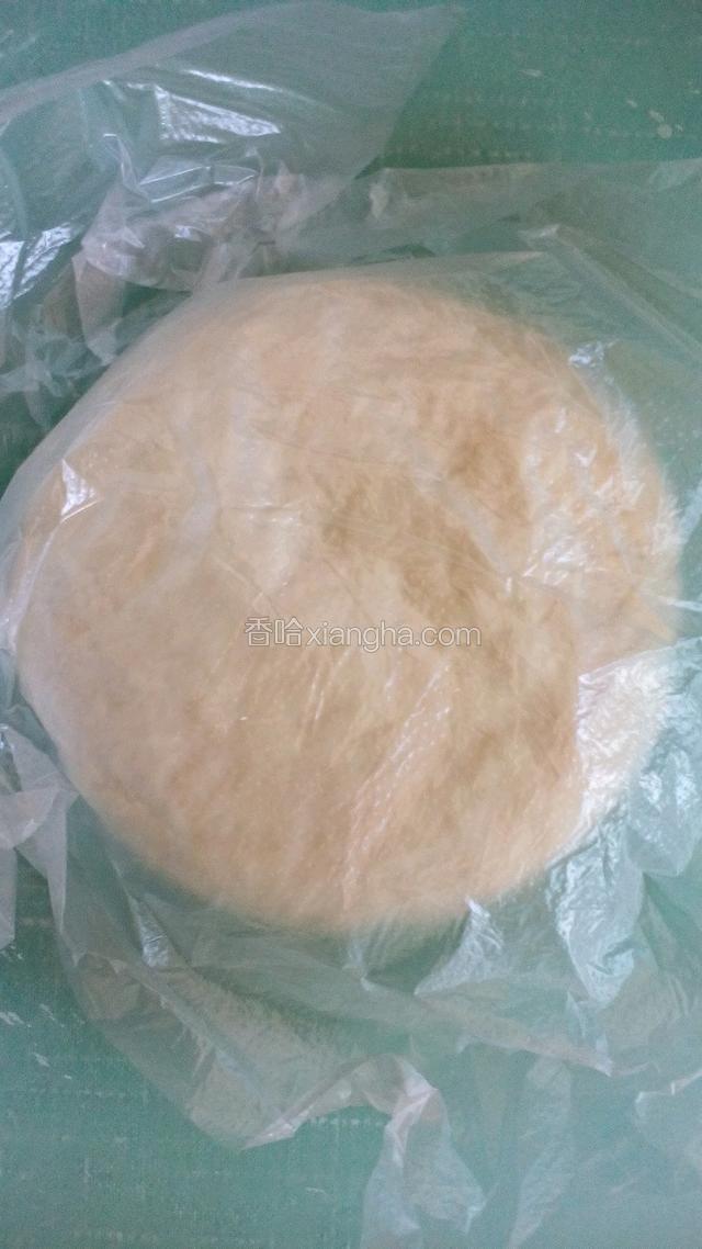 把加糖的牛奶倒入面盆中，活成面团，盖上保鲜膜30分钟醒发。