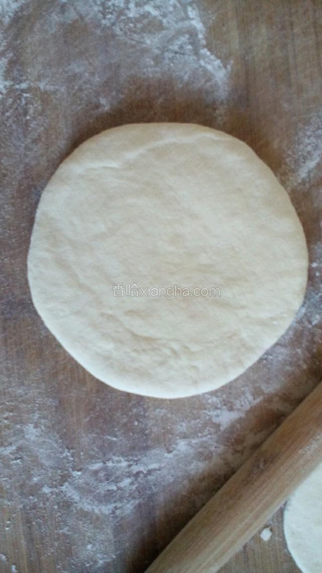 将面块擀成饼。