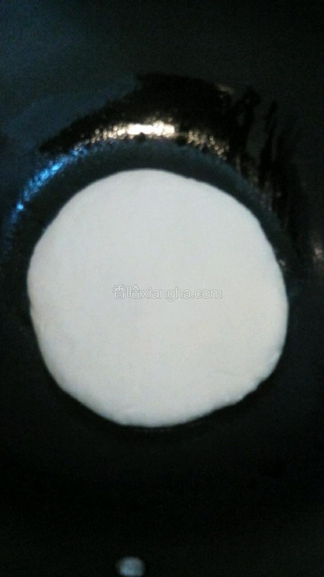 锅中抹一层油烧热，放入饼烙成金黄色。