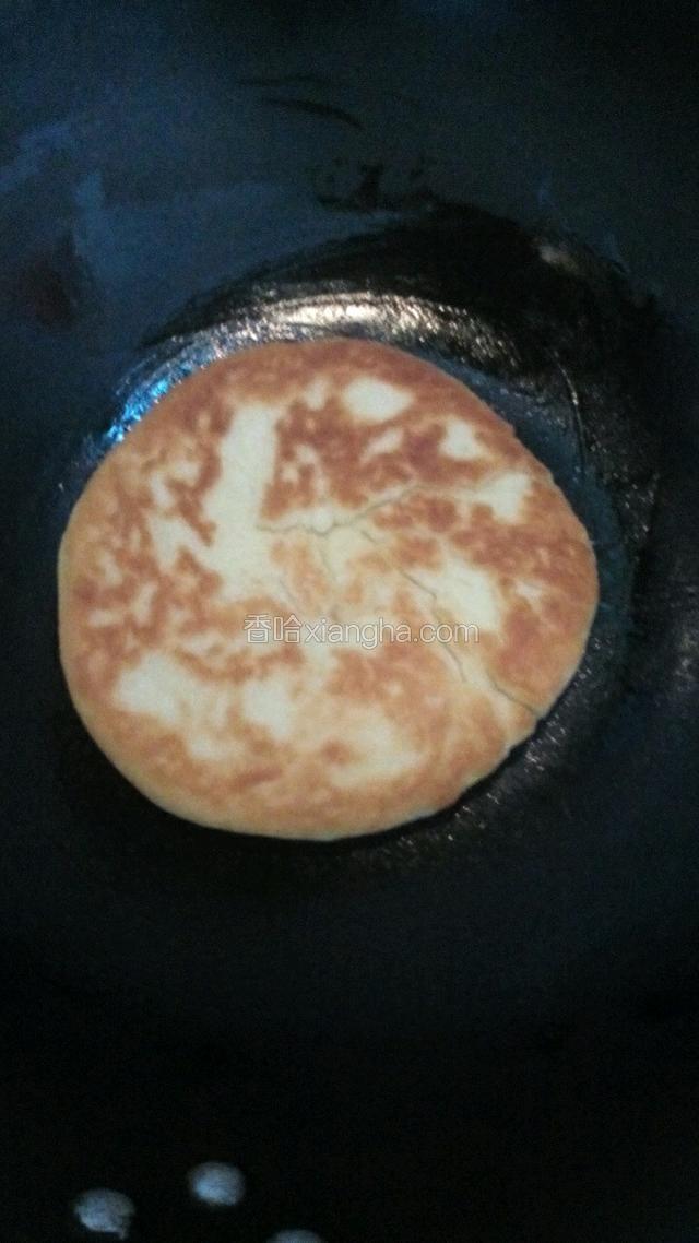 翻过来把另一边也烙成金黄色，关火盛出，饼就烙好了。