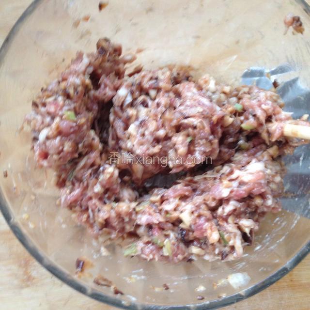 搅拌均匀，然后用筷子顺时针搅至肉馅上劲儿