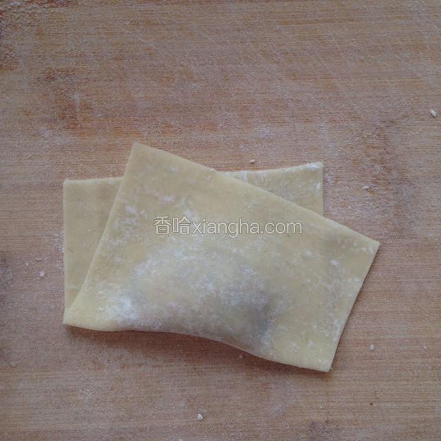 下面半张皮向上折，不要对齐