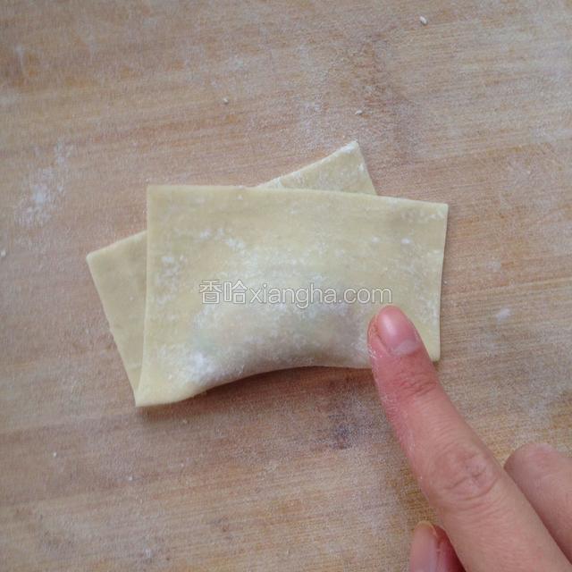 用手指在右下角沾点水