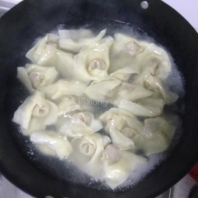 锅中添水，水开倒入包好的馄饨