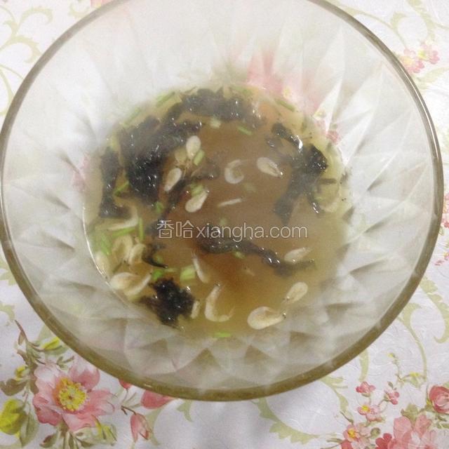 馄饨快煮好事，先用勺子盛一勺汤，将碗中的汤料溶解均匀