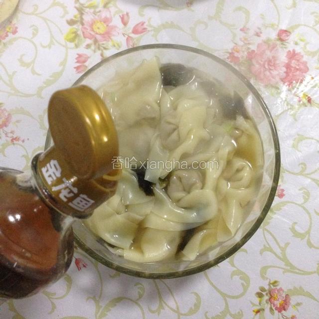 馄饨煮好盛入碗中，倒适量香油