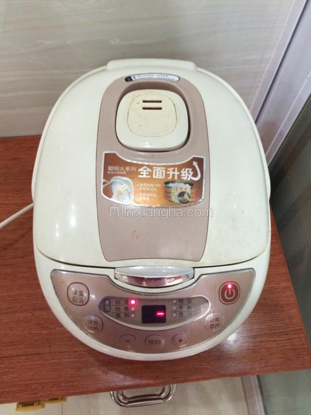 按煲汤键，大约半小时后放入红枣。
我家的是普通电饭煲，可以随时打开的